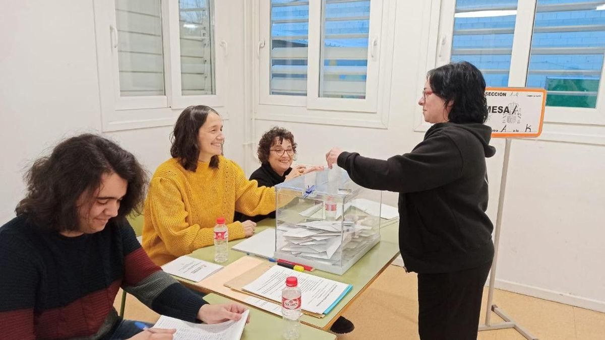 Ruth, una vecina, vota en las elecciones de Aragón