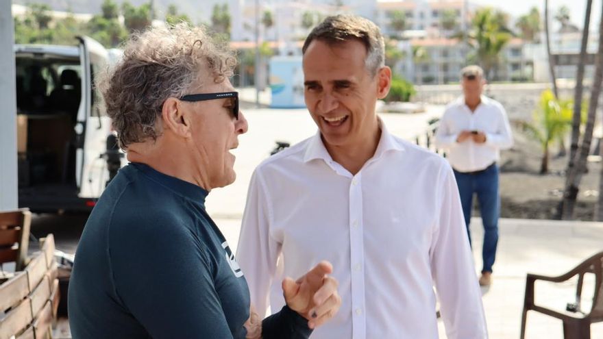 Javier Llamas, alcalde de Los Llanos de Aridane, con   Francisco Zamarbide, primer  bañista de la playa de Puerto Naos tras su reapertura.
