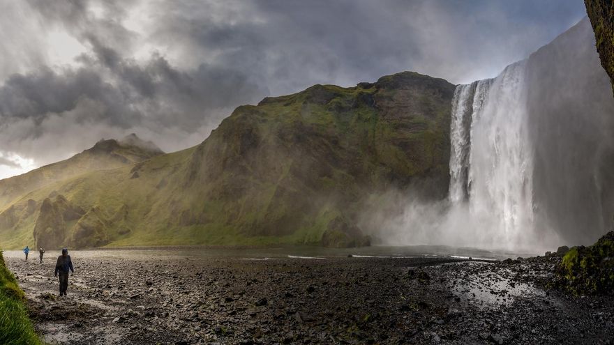 La espectacular Skogafoss, la cascada más famosa de Islandia.