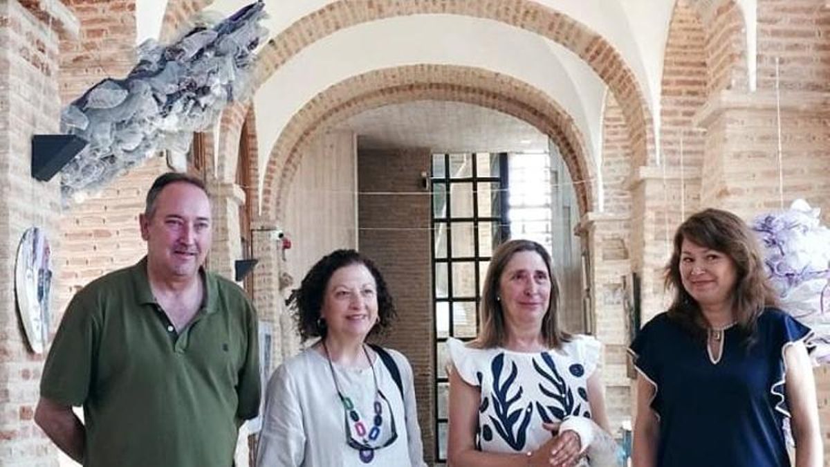 Mujeres ‘prendidas con alfileres’: hilos de arte y resiliencia en una exposición en Sahagún