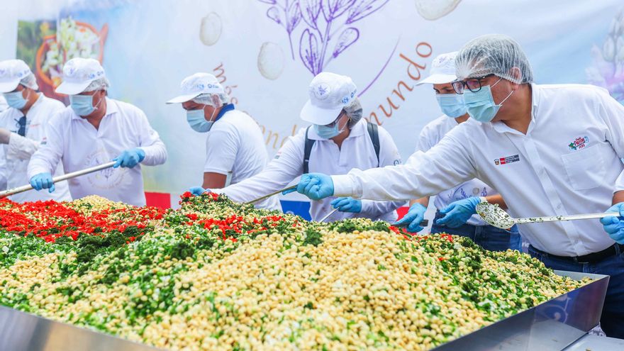 Perú logra el récord mundial de la ensalada de tarwi más grande, con más de 1.400 kilos