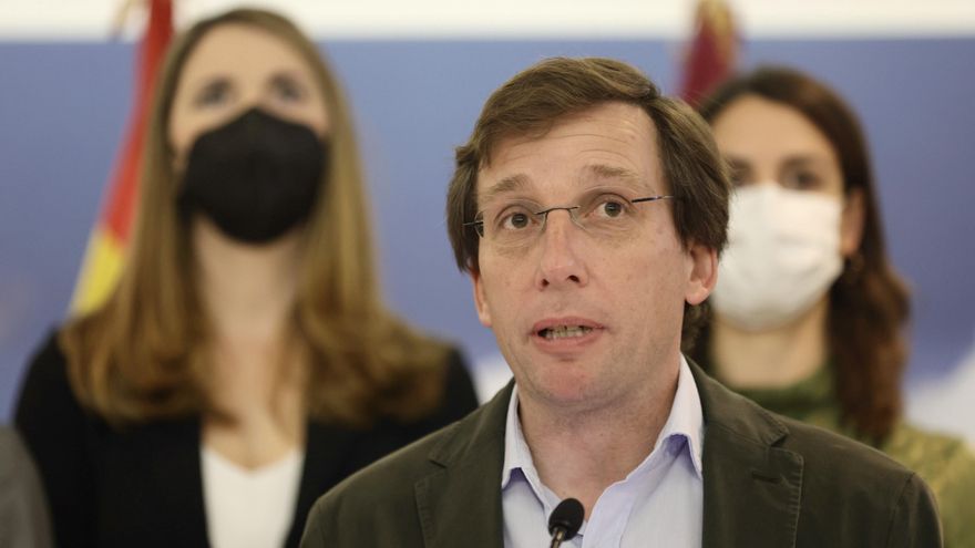 El alcalde de Madrid, José Luis Martínez-Almeida, interviene en una rueda de prensa previa a una sesión extraordinaria y urgente del pleno municipal, en el Ayuntamiento de Madrid, a 25 de febrero de 2022, en Madrid (España). El pleno ha estado marcado nuevamente por el presunto espionaje a la presidenta de la Comunidad de Madrid por parte de la Empresa Municipal de Vivienda y Suelo (EMVS). La sesión, leer más que llega tras la dimisión del alcalde como portavoz del PP, se ha celebrado después de que el socio de Gobierno, Ciudadanos, haya recibido ya toda la información sobre la presunta investigación que había requerido a los 'populares' en el consejo extraordinario celebrado el pasado 18 de febrero. La presunta investigación ponía en el punto de mira a la presidenta regional por una supuesta comisión que su hermano cobró en la primera ola de la pandemia por un contrato para conseguir material sanitario.