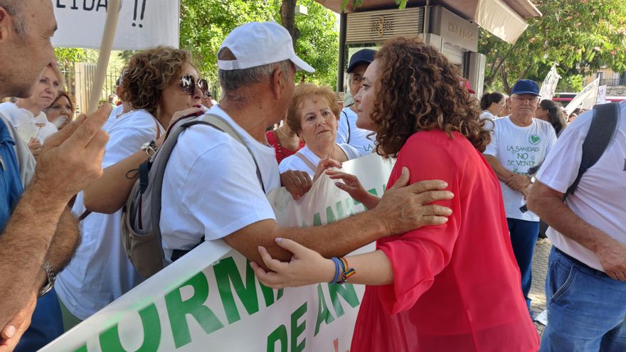 Diputados como Inmaculada Nieto se han acercado a los manifestantes en señal de apoyo