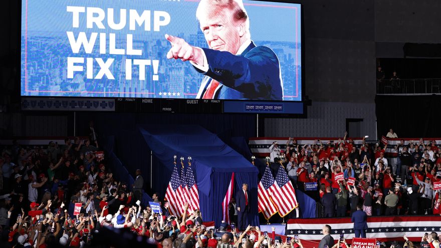 El candidato presidencial republicano y expresidente de EE.UU., Donald Trump, llega al último mitin de su campaña en Grand Rapids, Michigan, EE.UU., el 4 de noviembre de 2024. EFE/EPA/CJ GUNTHER