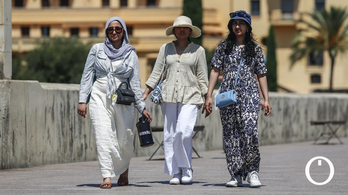 Turistas intentan combatir el calor