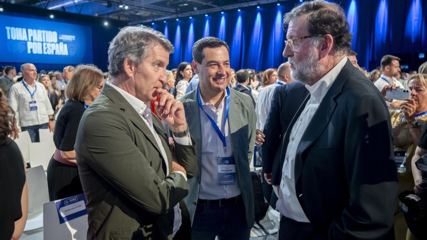 (I-D) El presidente del PP, Alberto Núñez Feijóo, el presidente de la Junta de Andalucía, Juanma Moreno, y el expresidente del Gobierno, Mariano Rajoy, durante el XXI Congreso Nacional del Partido Popular, a 4 de julio de 2025, en Madrid (Foto de archivo)