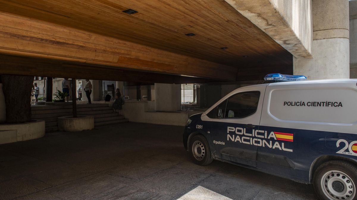 Furgón de la Policía Científica investigando el robo en el Museo de Albacete.