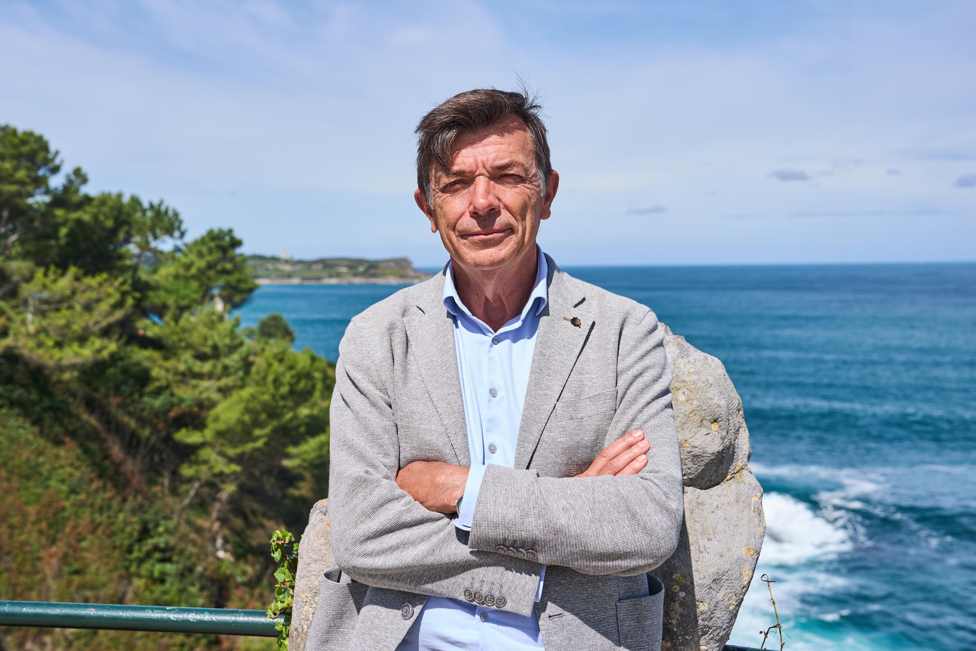 El catedrático Andradas en el exterior del Palacio de La Magdalena, sede de la Universidad Internacional Menéndez Pelayo en Santander.