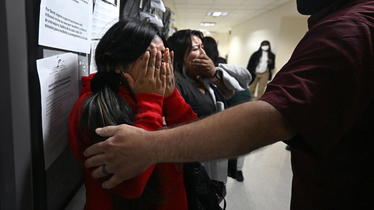 Una familia llora después de que su ser querido, un migrante de Ecuador, fuera detenido por el ICE tras su vista ante el tribunal de inmigración de Nueva York.