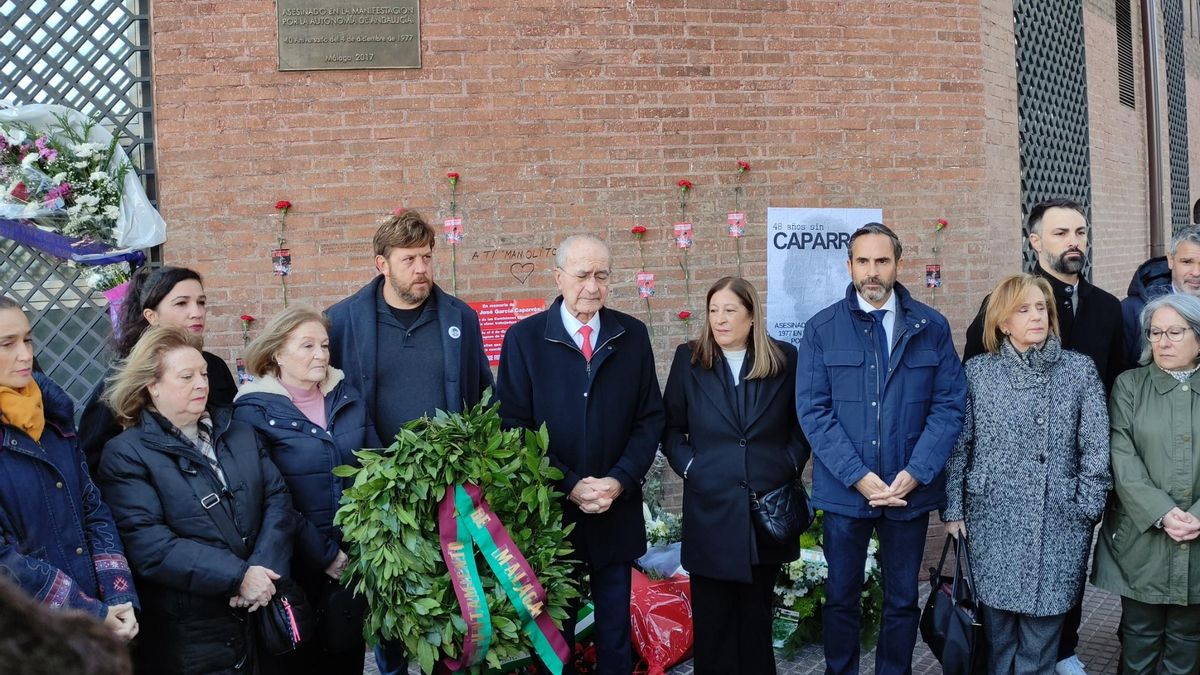 Las hermanas García Caparrós, con el alcalde y los portavoces municipales de PP, PSOE y Con Málaga, el 4 de diciembre de 2025 | N.C.