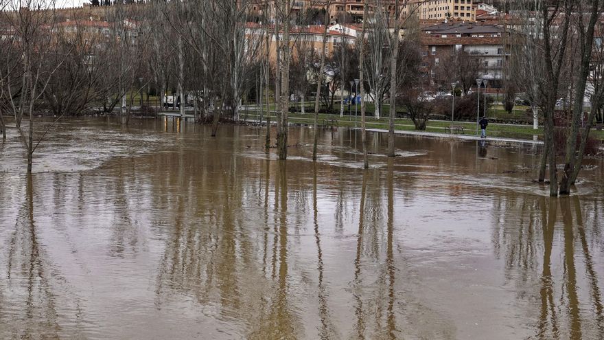 Vista de las zonas inundadas por el río Adaja a su paso por Ávila este viernes.