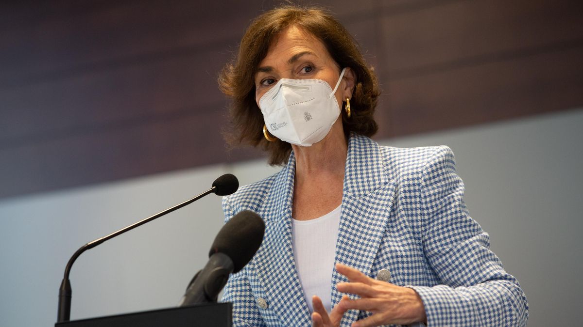 La vicepresidenta primera del Gobierno, ministra de la Presidencia, Relaciones con las Cortes y Memoria Democrática, Carmen Calvo, el 7 de abril de 2021, en Badajoz, Extremadura (España)