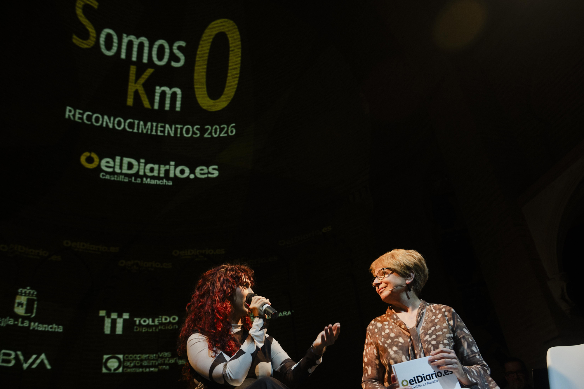 Irene Ferrer, presidenta de la asociación cultural El Castillejo de Alcantud, junto a la periodista Inma Sánchez-Morate