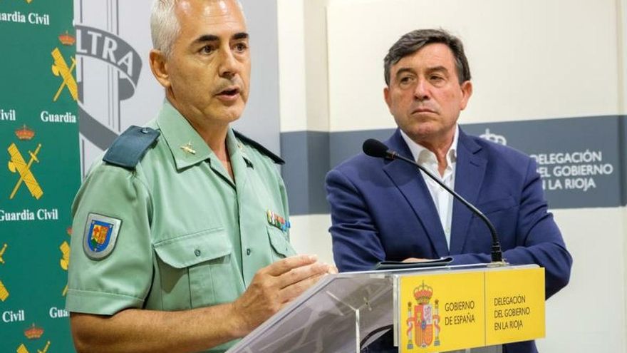El responsable de la oficina Periférica de Comunicación de la Guardia Civil, Miguel Ángel Sáez López (i) junto al delegado del Gobierno en La Rioja, José Ignacio Pérez Sáenz, (d) durante la rueda de prensa.