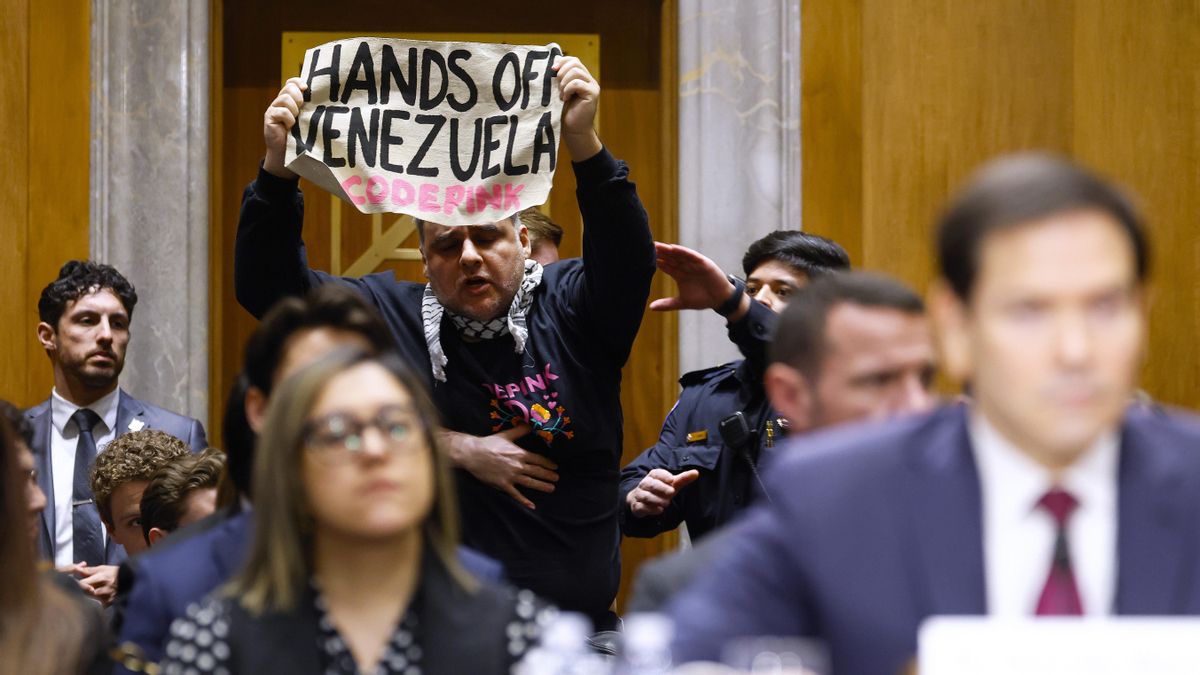 Un manifestante es expulsado tras protestar durante la declaración inicial del secretario de Estado estadounidense, Marco Rubio, ante el Comité de Relaciones Exteriores del Senado