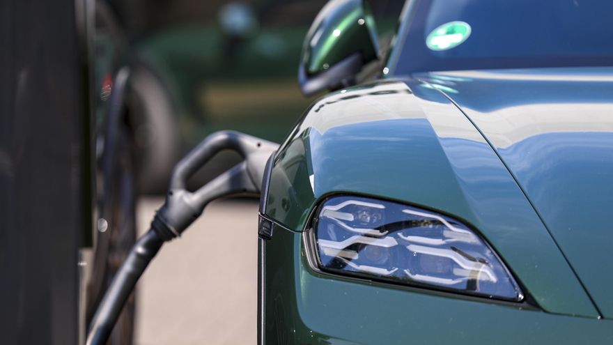 Puntos de carga rápida para coches eléctricos: ¿en qué comunidades existen más estaciones?