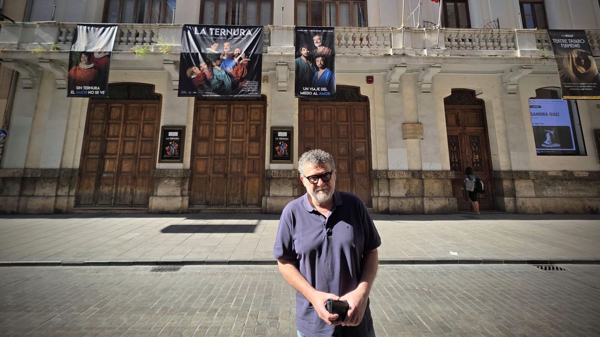 Carles Alberola davant del teatre Talía de València, moments abans de l’entrevista.