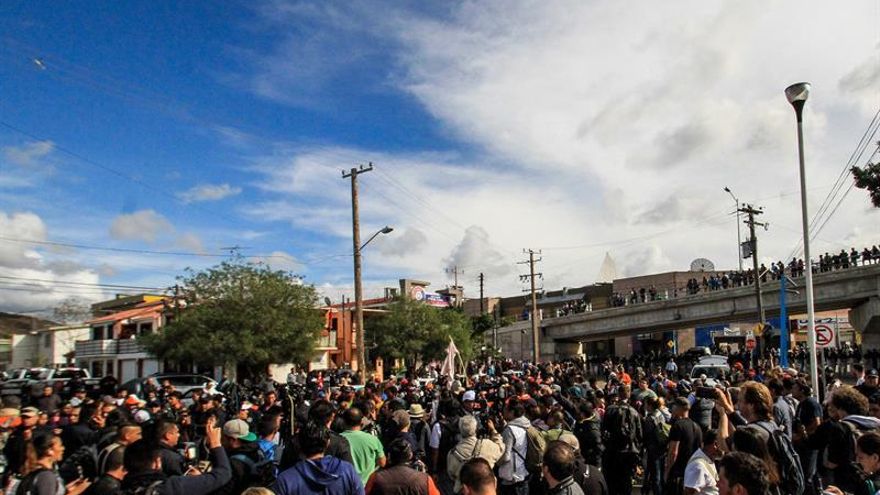 México frena primer intento de caravana migrante de pedir asilo en EEUU