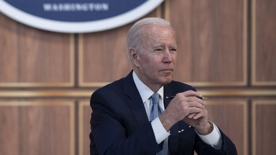 El presidente de EE.UU., Joe Biden, se reúne virtualmente con el primer ministro indio, Narendra Modi, en la Casa Blanca en Washington (EE.UU.), este 11 de abril de 2022. EFE/EPA/Chris Kleponis/Pool