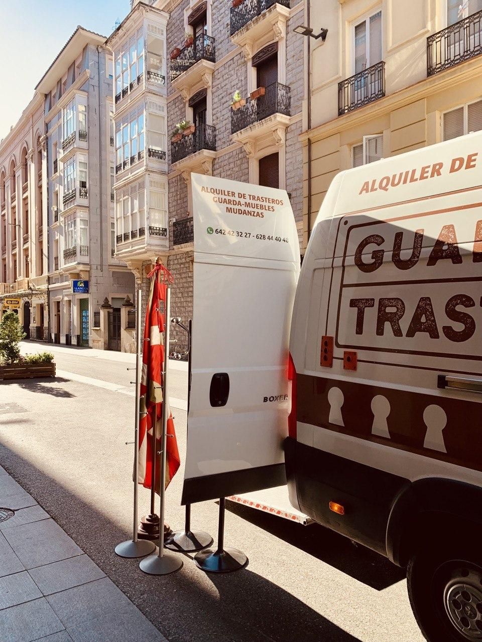 Una furgoneta de una empresa de mudanzas, en el Alkartetxe de la calle de San Prudencio, en una fotografía tomada a mediados de agosto