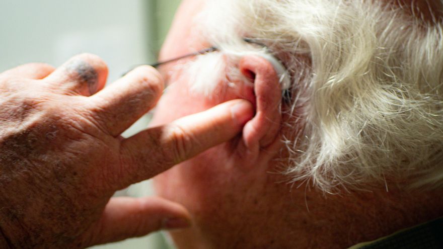 Pitidos, zumbidos o silbidos: qué son los acúfenos, los sonidos ‘fantasma’ en nuestros oídos