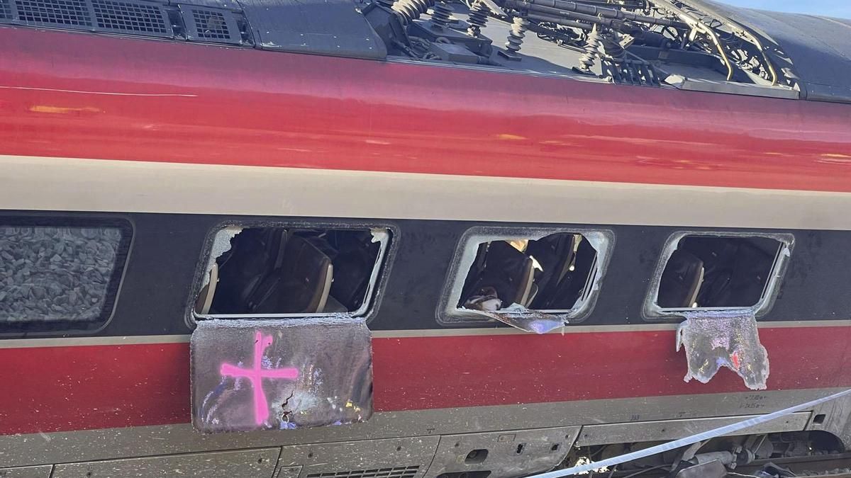 Vista del tren Iryo que descarriló ayer e impactó contra un Alvia