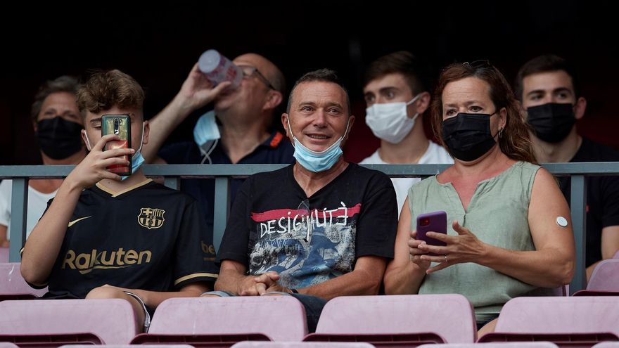 Primeros aficionados del FC Barcelona ocupan sus localidades en el Camp Nou guardando las restricciones por la pandemia del COVID-19, antes del partido de la primera jornada de LaLiga que juegan hoy domingo el FC Barcelona y la Real Sociedad.