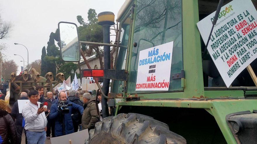 La manifestación de regantes contra el Gobierno por el trasvase Tajo-Segura atrae a políticos y grandes empresas