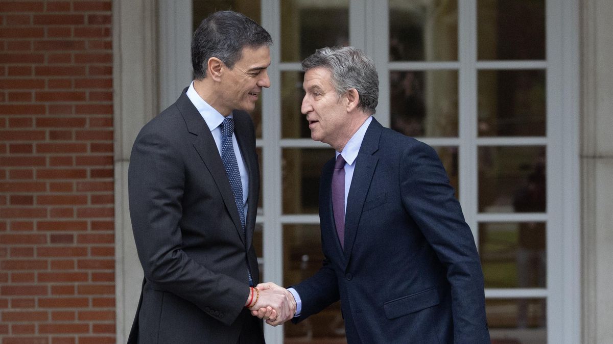 El presidente del Gobierno, Pedro Sánchez, recibe al líder del PP, Alberto Núñez Feijóo (d), en el Palacio de la Moncloa, el pasado 13 de marzo de 2025.