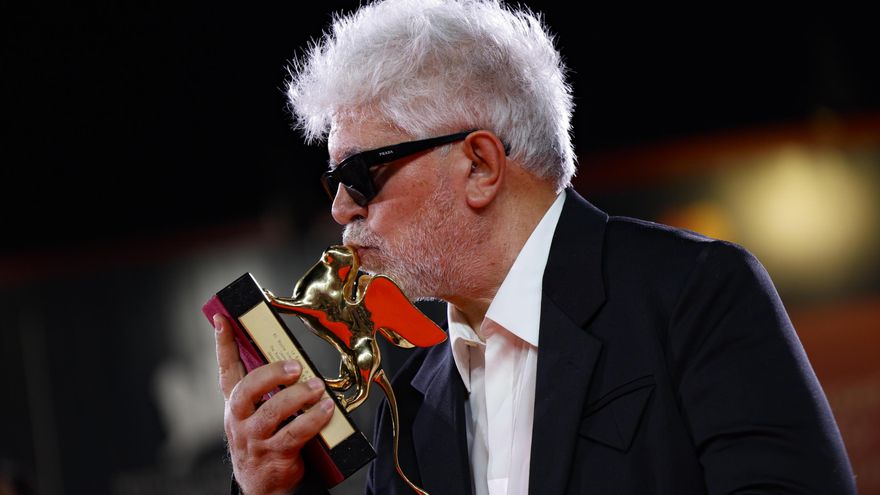 ¿Para cuándo el derecho universal a la eutanasia? Almodóvar lo defiende con un León de Oro bajo un traje rosa.