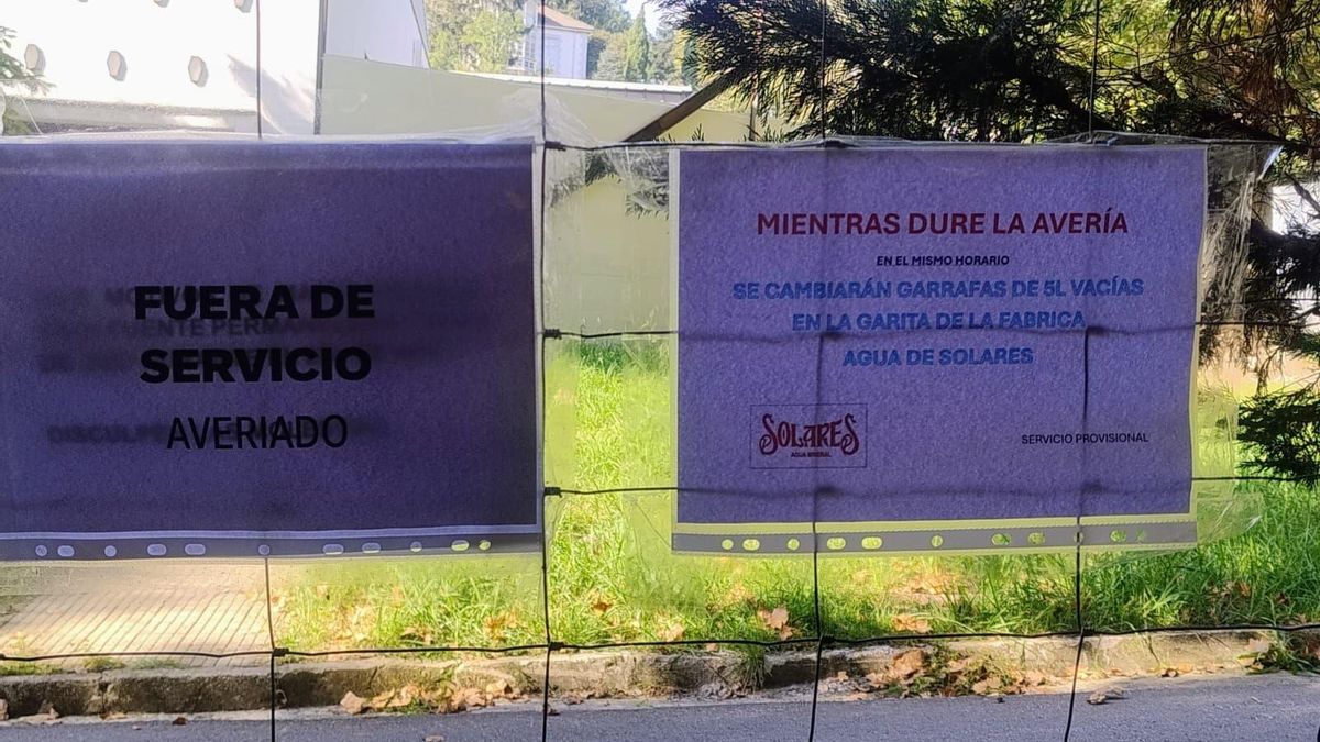 Nuevos avisos colocados por la empresa junto al grifo de agua mineral averiado.