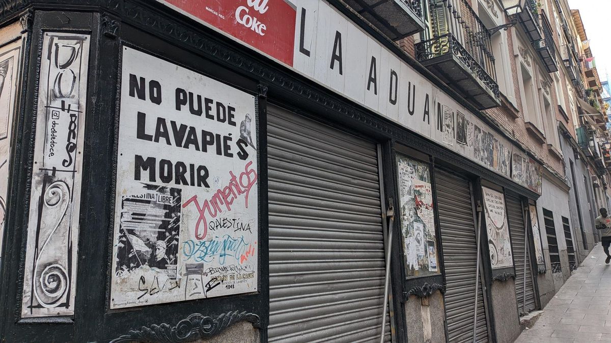 Pintada en defensa de la identidad de Lavapiés y contra la expulsión de los vecinos en el local comercial del bajo del bloque afectado por esta operación inmobiliaria.