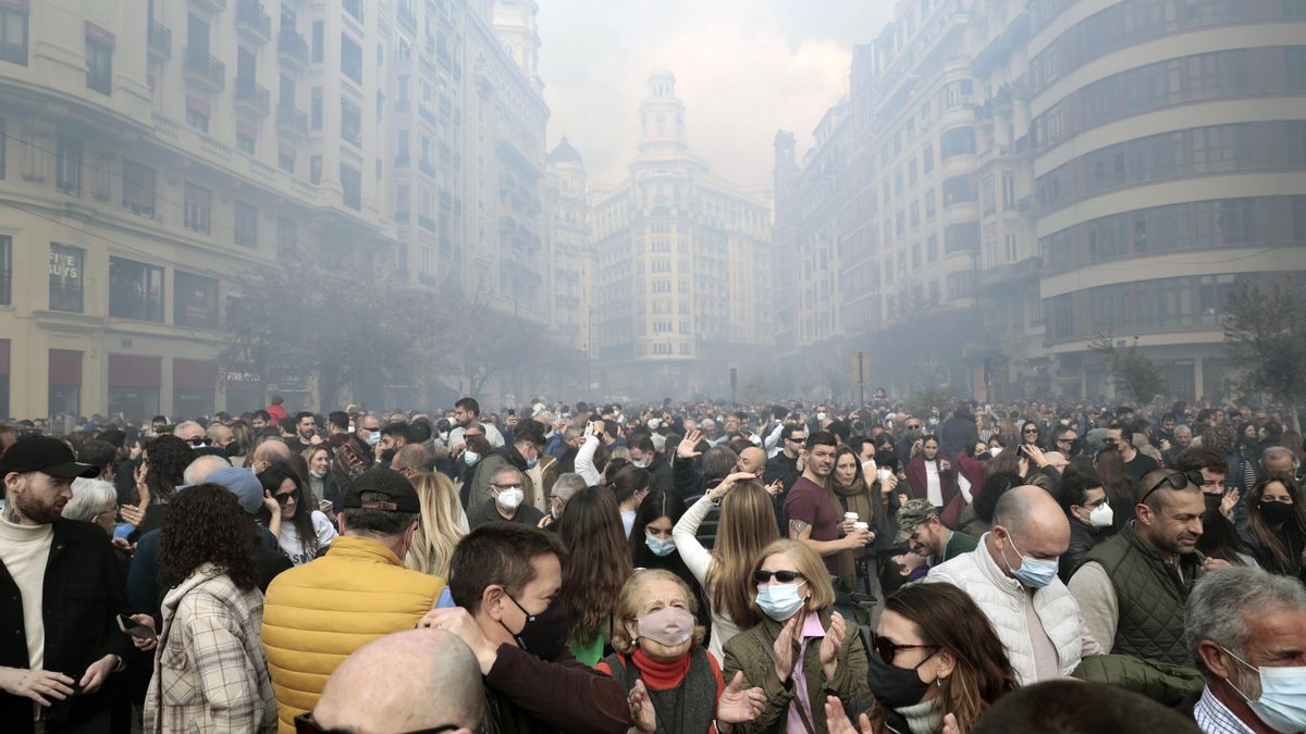 Un grupo de personas congregadas durante las fallas de Valencia. EFE/Ana Escobar