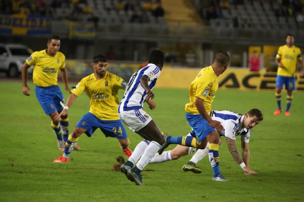 Tana intenta hacerse con la pelota ante dos jugaodres del equipo donostiarra.