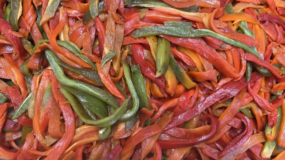 El asado del pimiento se realiza de forma tradicional en horno de leña