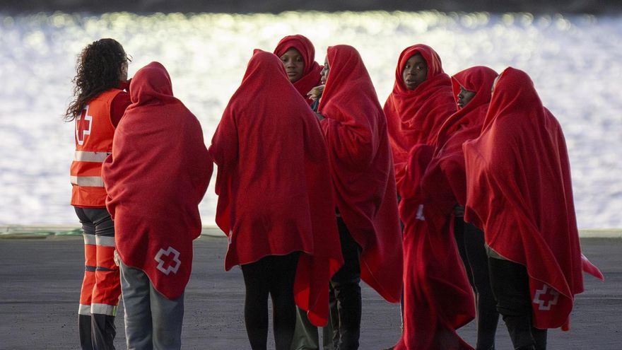 Un muerto y dos posibles desaparecidos al volcar un cayuco a 20 kilómetros de El Hierro