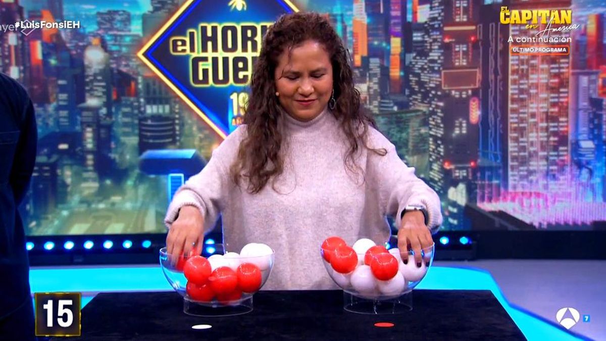 Una concursante del reto de las bolas de 'El hormiguero'