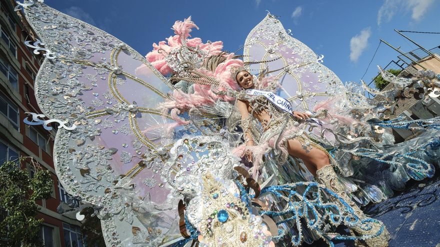 La Reina del Carnaval de Las Palmas de Gran Canaria 2022, Daniela Medina Ortega, durante la Cabalgata de este sábado