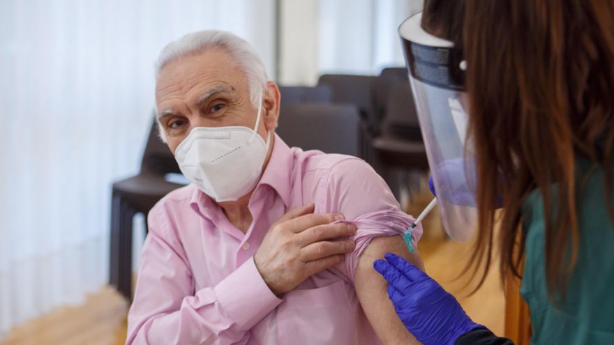 Navarra empieza a administrar la segunda dosis de la vacuna en las residencias, que quedarán inmunizadas en febrero