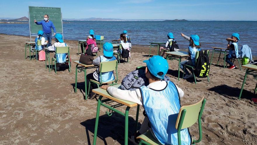 Clase en el Colegio Félix Rodríguez de la Fuente a pie de playa