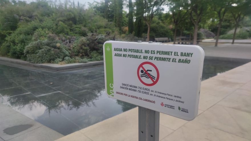 València sanciona con multas de hasta 750 euros el baño en las fuentes del Parc Central