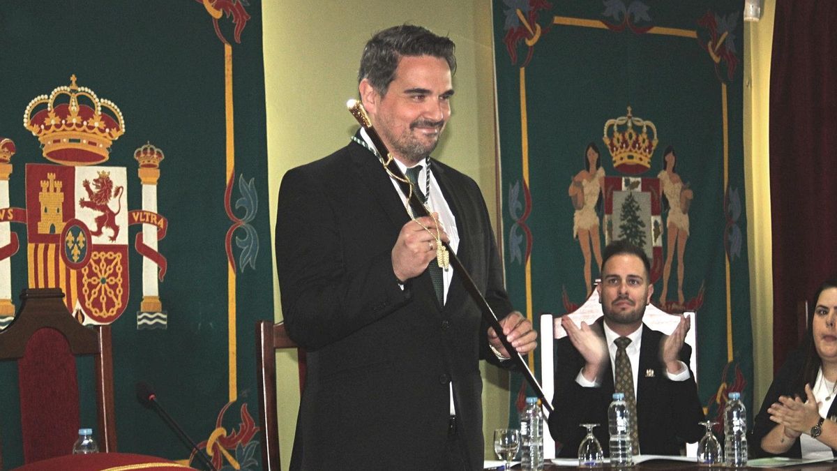 El nuevo alcalde de La Guancha, con el bastón de mando.