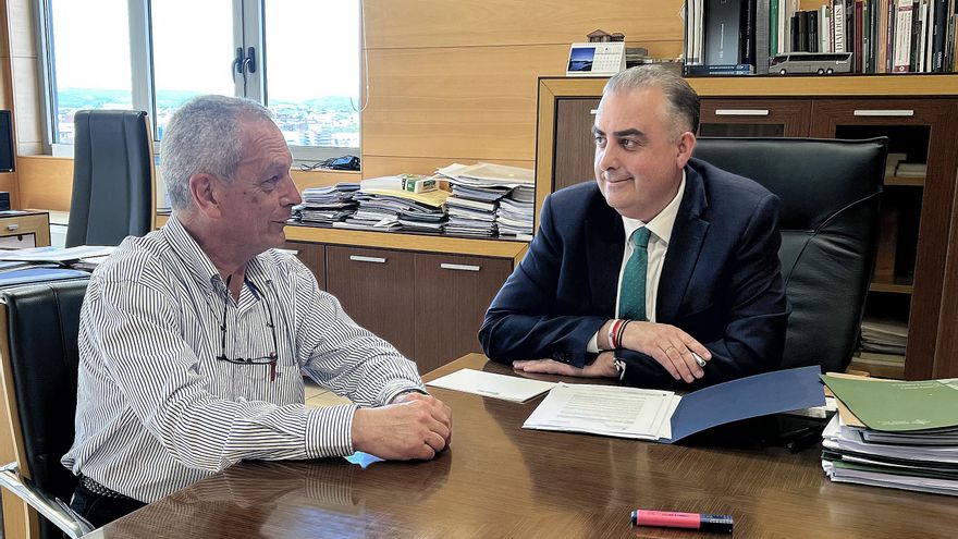Roberto Media y José Miguel Gomez durante el encuentro mantenido en la sede de la Consejería de Fomento.