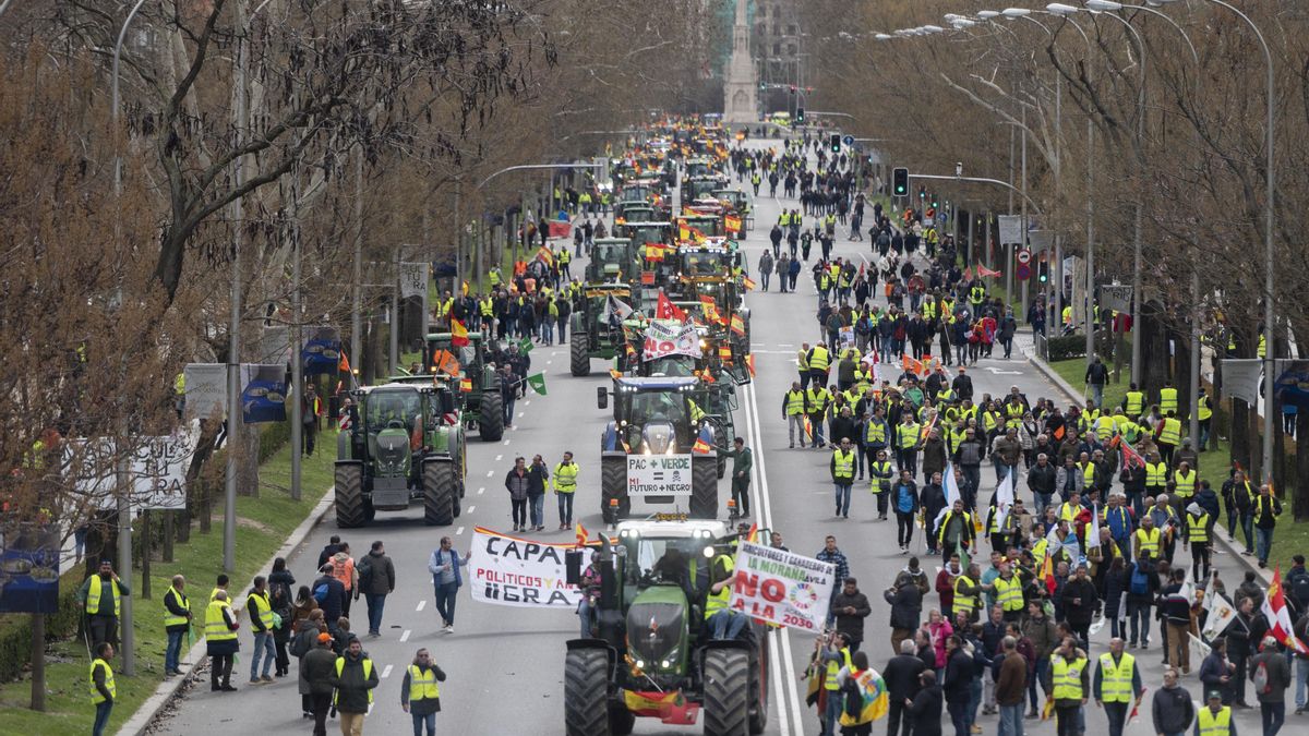 Unos 300 tractores camino de la protesta del campo del 11 de febrero en Madrid atraviesan las vías de Castilla-La Mancha