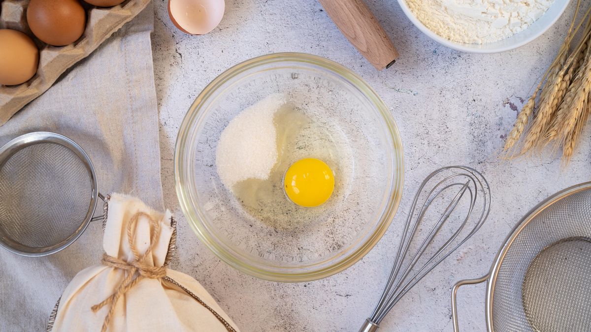 Los ingredientes de la toña son muy básicos: leche, harina, huevos, azúcar, aceite y levadura