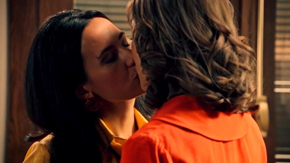 'Sueños de libertad' vive el primer beso de Cloe a Marta y abre la puerta a '#Marloe', la nueva pareja viral de la serie
