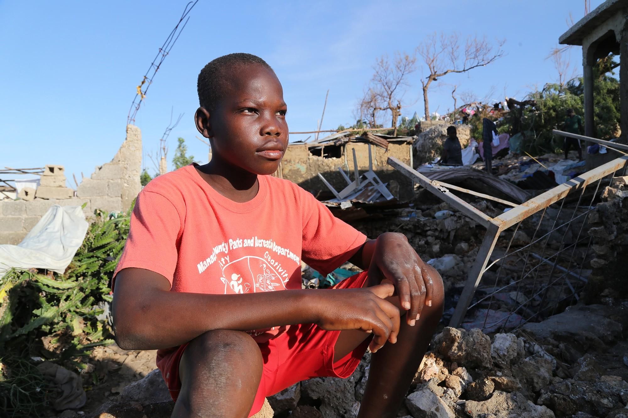 “Los techos y las ramas de los árboles se fueron volando. El agua empezó a entrar, las cosas estaban volando por todas partes… nadie podía sostenerlas", explica Dicejour Gelin, de 13 años. La tormenta comenzó en la noche, pero no fue sino hasta el amanecer que las familias de esta ciudad costera comenzaron a temer por sus vidas. FOTO: © UNICEF/UN035026/Moreno Gonzalez