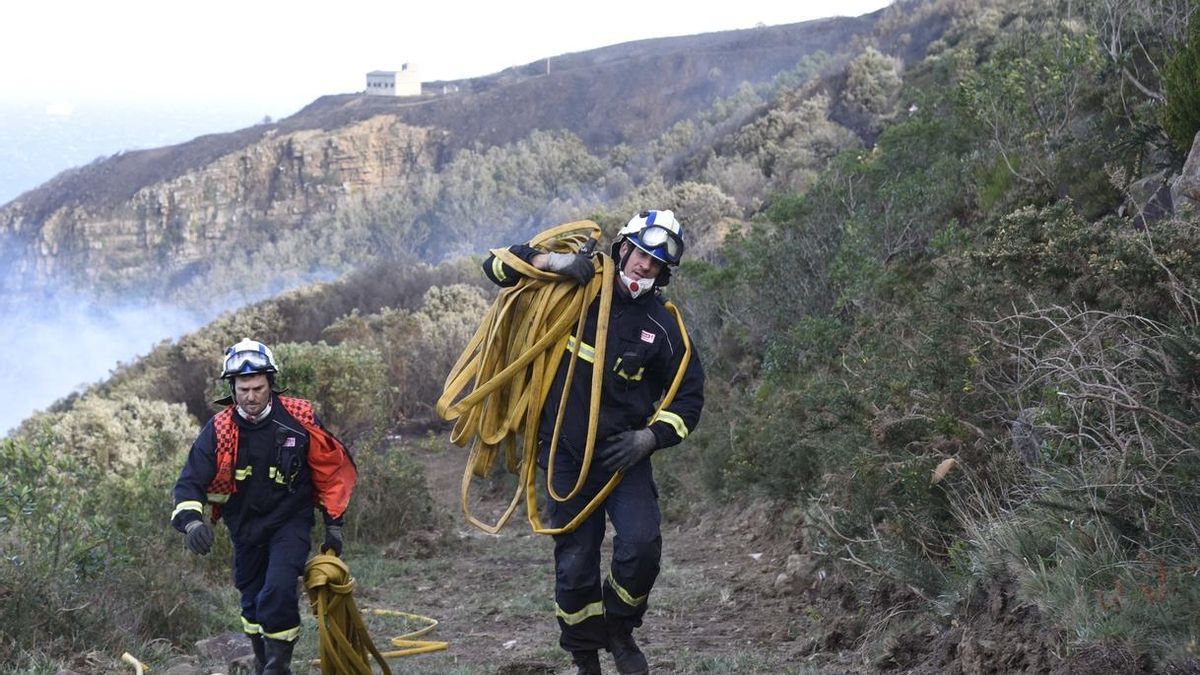 Cerca de 400 efectivos trabajaron para sofocar los incendios en Cantabria.