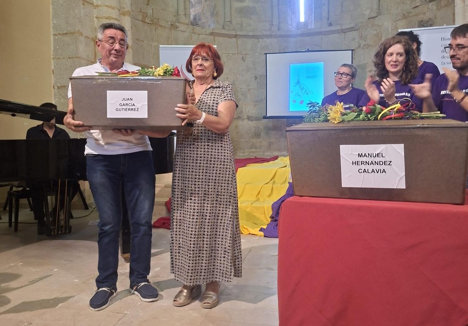 Un momento del acto de recuperación de los restos de las cuatro personas localizadas en la fosa de Alcubilla de las Peñas.