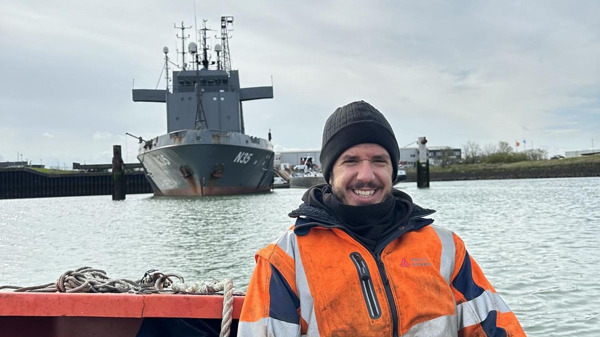 Imagen de Miguel Moreno, con el barco N35 detrás, facilitada por la familia Moreno Dapena.